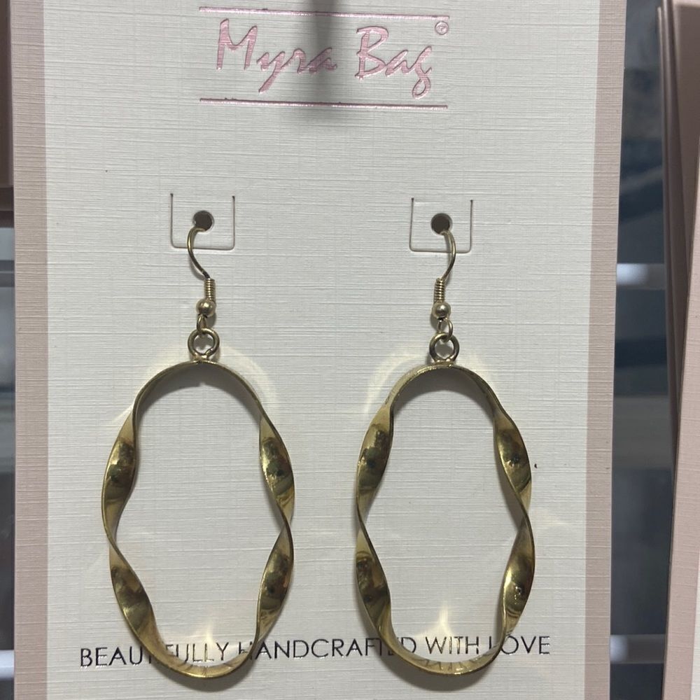 Gold earrings‎